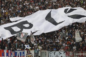 Hinchas de Colo Colo se burlan de la U con lienzos alusivos al descenso en el arengazo previo al Superclásico