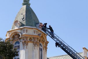 Gran operativo por mujer que subió a una cúpula en Viña del Mar