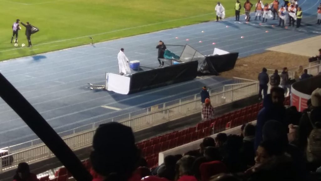 [FOTO] Viento rompe la banca de Palestino en el Estadio Nacional en la previa de Copa Sudamericana