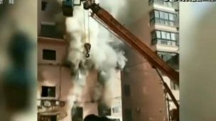 VIDEO | Hombre salva a 14 personas con una grúa en incendio en China