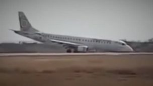 VIDEO | Milagroso aterrizaje de emergencia de avión sin sus ruedas delanteras