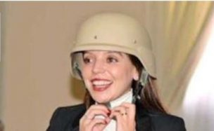 Camila Flores recibió un casco militar: 