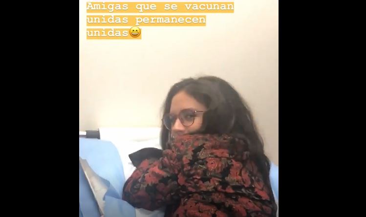 “Cami, ¿estás nerviosa?”: Karol Cariola muestra íntimo momento de Camila Vallejo recibiendo una inyección