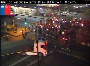 Alta congestión por manifestantes que bloquean el tránsito en A. Vespucio