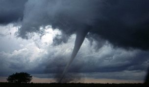 Un meteorólogo pide matrimonio a su novio cerca de un tornado