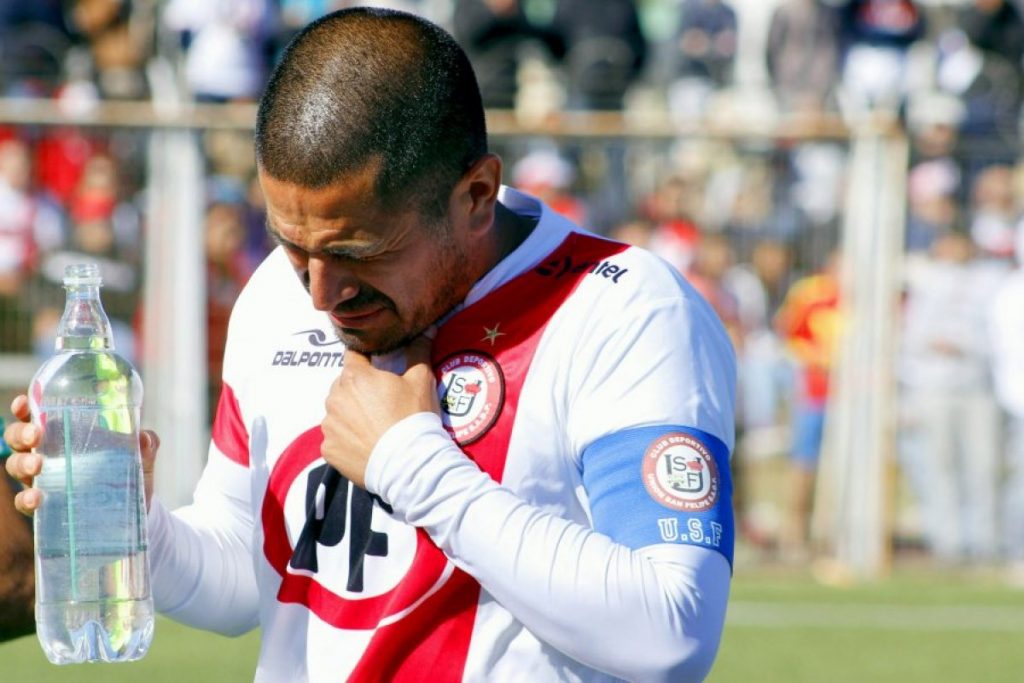 Jorge “Kike” Acuña se confesó: “Fumaba en el entretiempo de los partidos y hasta en Pinto Durán”