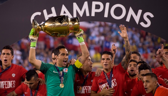 Claudio Bravo rompe el silencio de su marginación de la Roja: “Las ganas siempre están de participar”