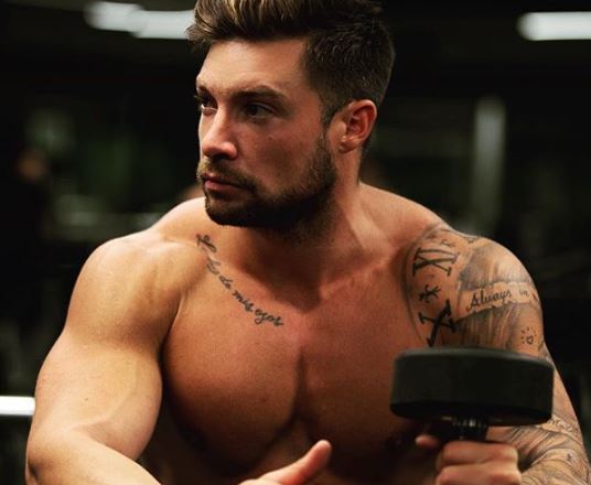 Luis Mateucci sube foto totalmente desnudo y recibe trolleo de ex “Doble Tentación”