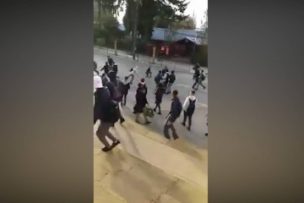 VIDEO | Captan brutal pelea entre escolares en plena calle del centro de Valdivia