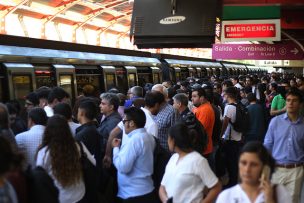 Metro de Santiago normaliza su servicio tras detención en estación Santa Isabel