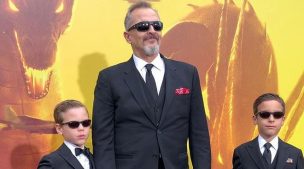 Todos vestidos con faldas: Miguel Bosé presentó a sus hijos con extravagante look en el estreno de Godzilla