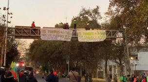 Manifestantes se subieron arriba de una señalética de Vicuña Mackenna para protestar