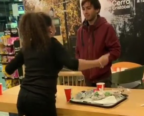 “¡No eres hombre!”: registran ataque homofóbico de una mujer a jóvenes en servicentro