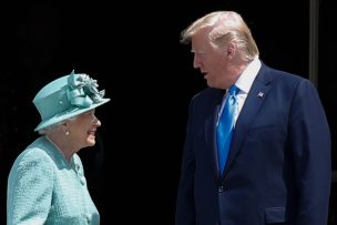 Trump es recibido por la reina Isabel II tras insultar al alcalde de Londres