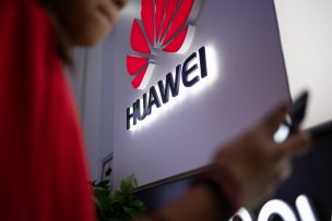 Ventas de teléfonos Huawei se hunden fuera de China por la presión de EE.UU.