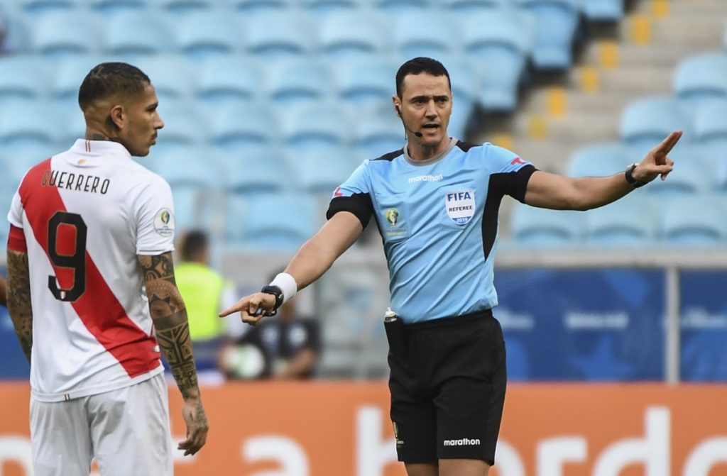 El VAR le anuló dos goles de Perú y los hinchas reaccionaron duramente