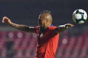 Hinchas se van en picada contra Arturo Vidal en el debut de la Roja