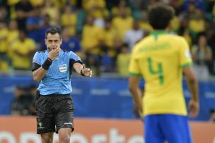 Hinchas destacan a Julio Bascuñán su correcto arbitraje en el Brasil vs. Venezuela