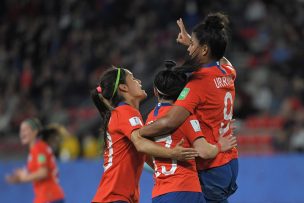 Hinchas se valoran la entrega de la Roja Femenina en Francia 2019