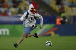 Gonzalo Jara intercepta a hincha que se metió en la cancha y los uruguayos se volvieron locos