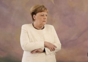 Merkel vuelve a sufrir temblores durante un acto oficial