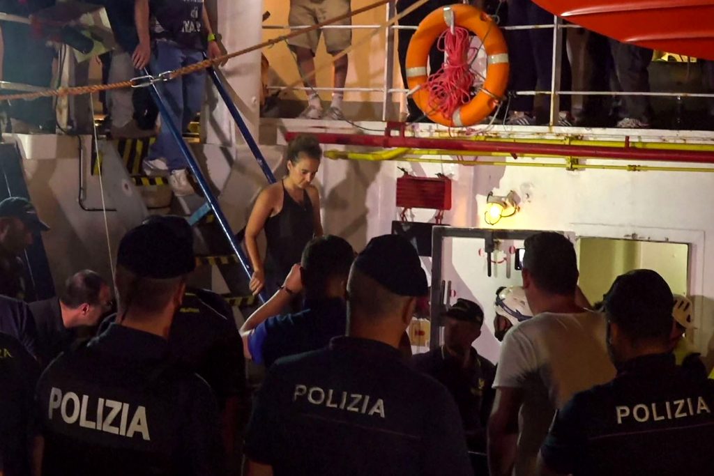 Detienen a capitana del barco de rescate de migrantes “Sea-Watch”