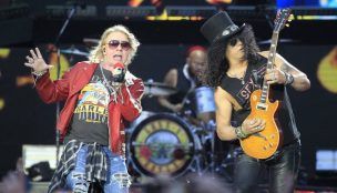 [VIDEO] Axl terminó trapeando el piso luego de porrazo en pleno show de Guns N' Roses