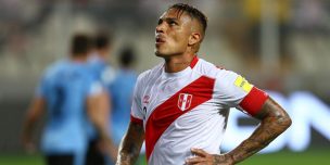 Bandera de Perú fue confundida con la de Chile en el duelo con Bolivia