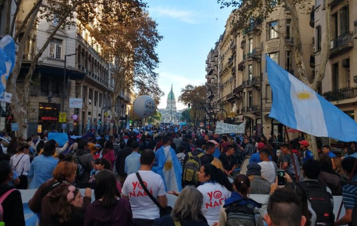 Marchan en Argentina en apoyo a médico condenado por impedir aborto