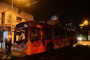 Liberan a joven imputado por quemar un bus en Providencia