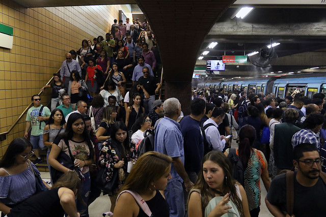 Santiaguinos son los que más llegan tarde al trabajo en Chile