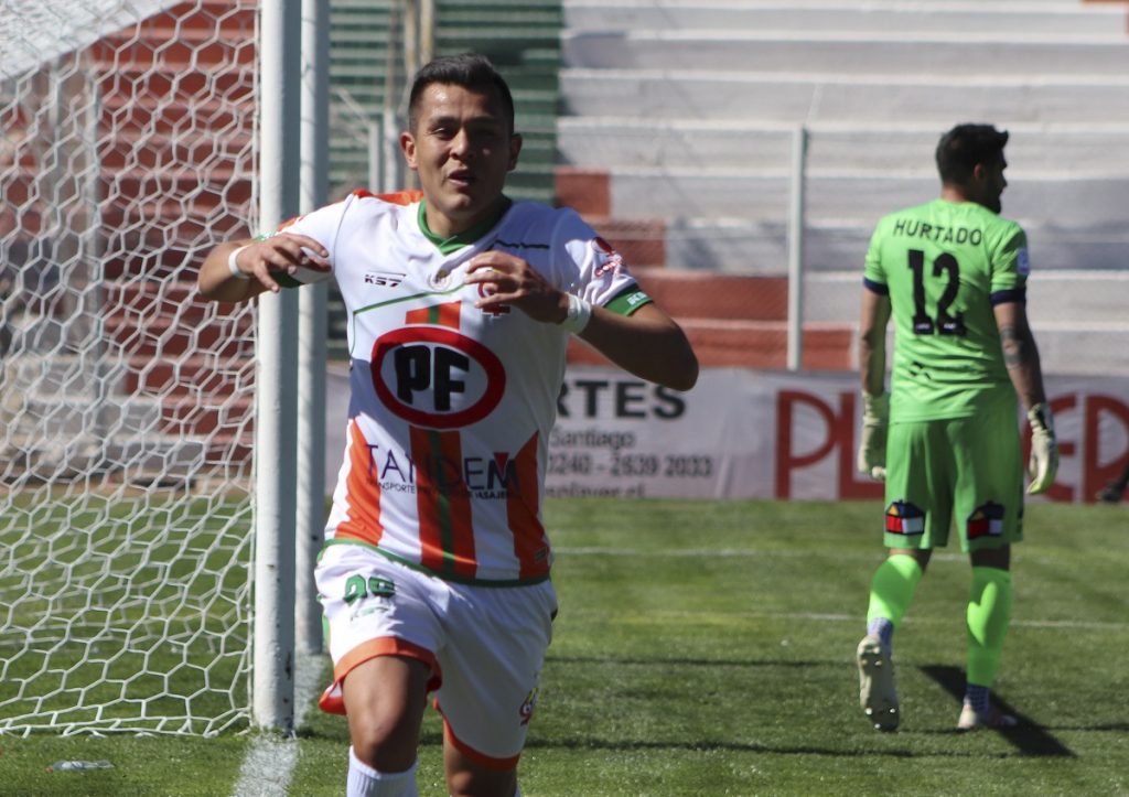 Carlos Muñoz celebra con polémico gesto su gol ante Everton