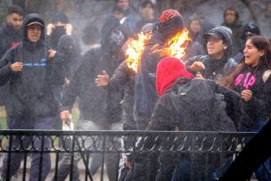 FOTOS | Encapuchado se encendió con fuego por manipulación de bomba molotov en marcha de profesores