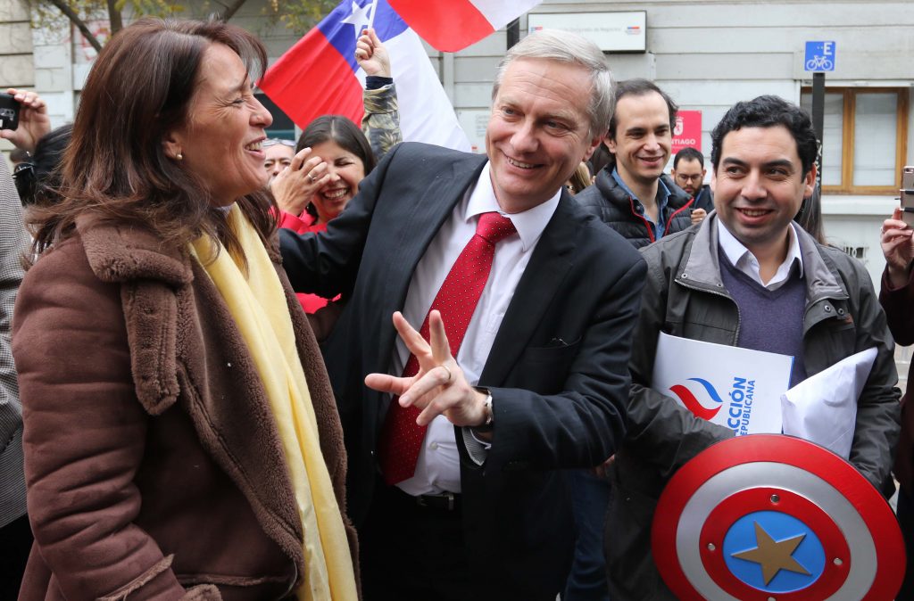 Kast pide al Gobierno extender a todo Chile consulta por “toque de queda juvenil”