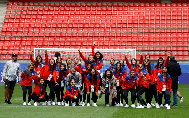 Chilenos le tienen más fe a la “Roja” femenina que a la de hombres, según encuesta