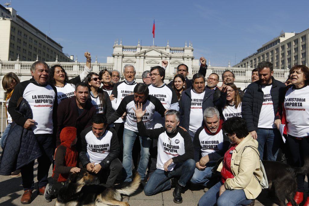 Junto a Baradit, políticos se manifestaron frente a La Moneda diciendo “la historia importa”