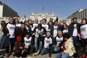 Junto a Baradit, políticos se manifestaron frente a La Moneda diciendo