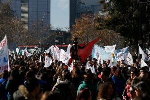 Trabajadores de Educación Parvularia marchan por el centro de Santiago