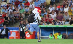 [VIDEO] La reacción de Alexis Sánchez tras “zancadilla” de Jara a hincha