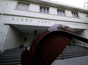 Barricada a las afueras de Liceo Lastarria mantienen tránsito cortado