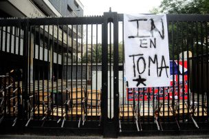 Alumnos del Instituto Nacional deciden seguir con la toma del recinto