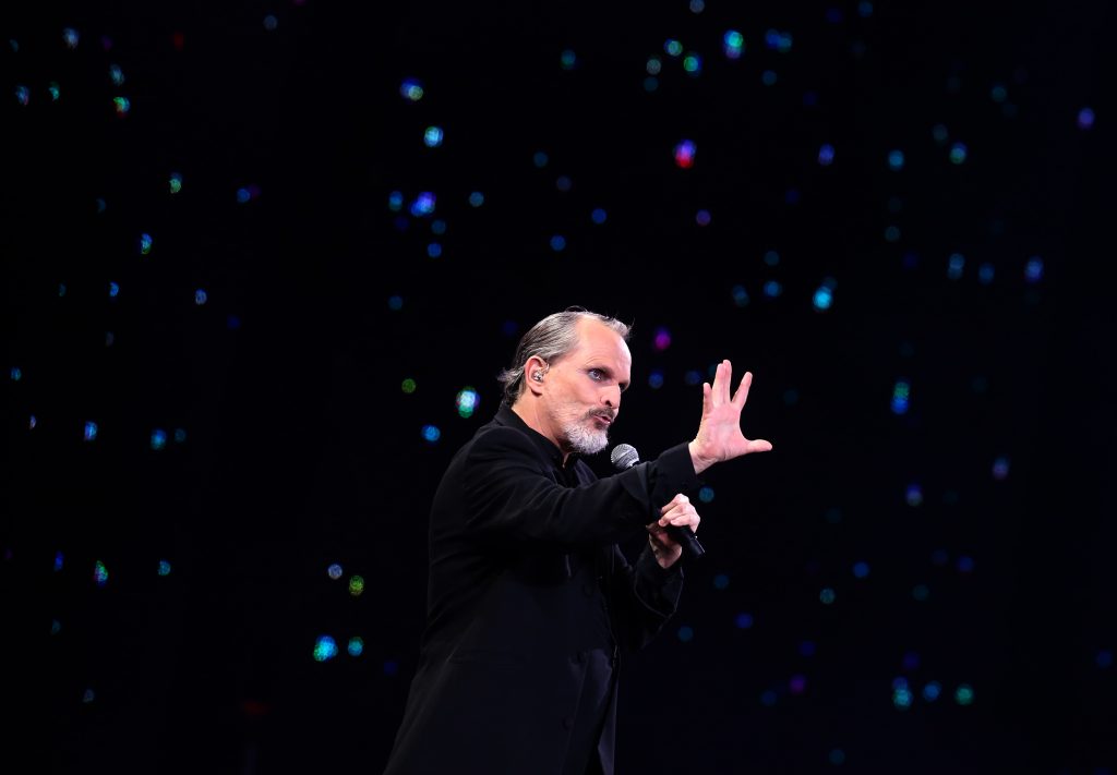 Miguel Bosé de nuevo contra Bachelet: “Es usted la mayor decepción política”