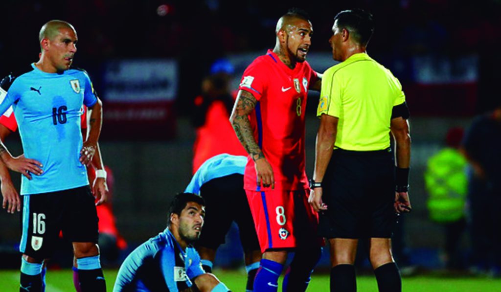 Árbitro brasileño impartirá justicia en el crucial duelo entre Chile y Uruguay