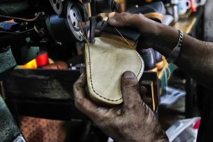 Nuevo golpe a la industria nacional del calzado: ahora cierra Hush Puppies
