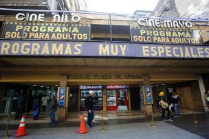 Cierran dos cines porno en el centro de Santiago