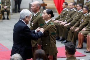 Presidente Piñera condecoró a 32 carabineros de la Guardia de Palacio de La Moneda