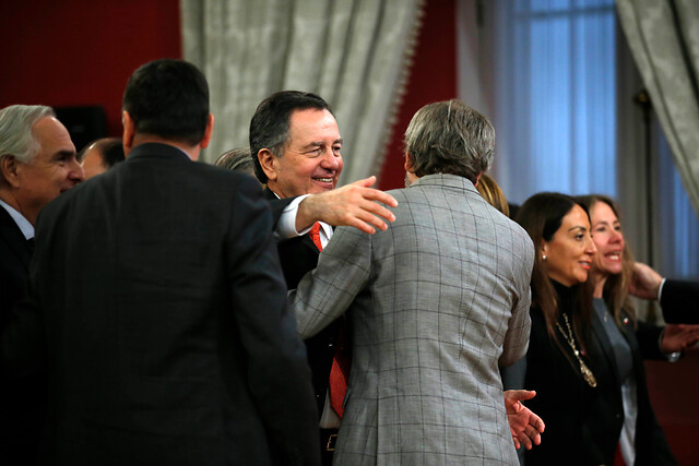 Ampuero se proyecta en la escritura tras salir del gobierno: “Vuelvo a lo mío”
