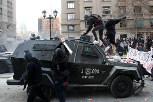 Marcha de profesores termina con disturbios de encapuchados