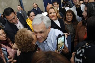 Protesta de profesores sorprende al Presidente Piñera en actividad en Maipú