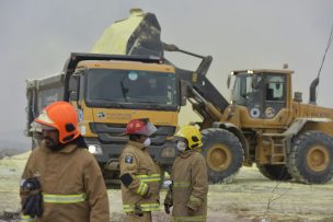 Apagaron incendio en acopio de azufre en Alto Hospicio: 258 personas afectadas